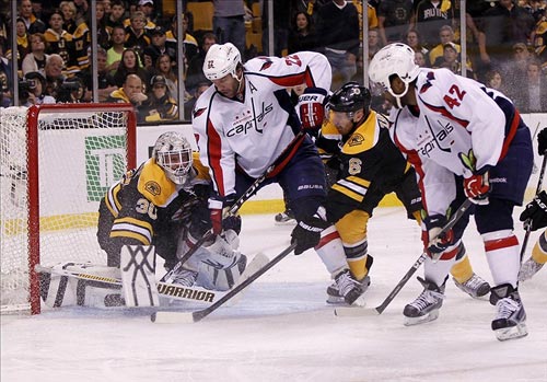 Washington Capitals right wing Joel Ward (42) scores